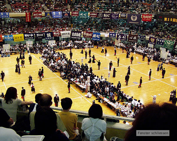 Tokyo - Kendo Kids an der Sen Nihon Kendo Rensai Taikan (Alljapanische Kendo Jugendmeisterschaft)